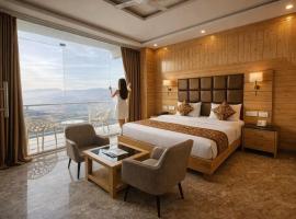 Hotel Classic Crown - #scenic mountain view #open terrace #parking #premium room with balcony #guest prefferred #best seling hotel in mussoorie，位于穆索里的酒店