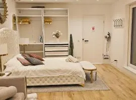 City Neubau Wohnung - Pool Gym Sauna extra buchbar