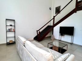 Duplex 2 bedrooms 2 bathrooms with pool near airport，位于Rémiré的酒店