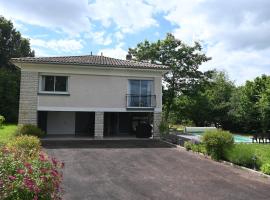 Villa La Ferrière with swimming pool，位于里贝拉克的酒店