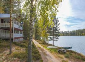 Lakeside Home near Kungsberget with a lake view and own jetty, 4 bedrooms，位于Kungsfors的酒店