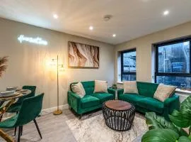 Bright 2BR Flat, Central Chatham, Parking