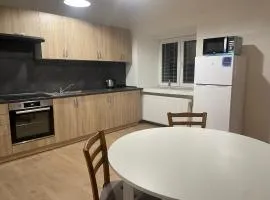 Byt v okolí Okoře, nedaleko Prahy a letiště