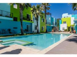 Rosarito pool & garden bar oXxo Farmacy，位于提华纳的酒店