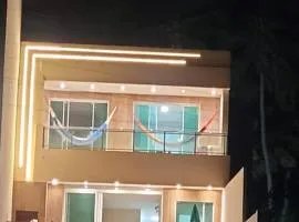 Suite 04 em casa Beira mar, com ar condicionado , cozinha completa com Micro ondas air fryer forno elétrico fogão Geladeira freezer gelagua e cafeteira elétrica Tudo para vc se sentir em casa além de um Deck com churrasqueira vista mar