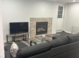 New 2 bedroom basement in Cambridge，位于坎布里奇的酒店