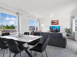 Maramarua Views - 3-Bed Escape with Scenic Deck，位于米兰达的酒店