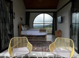 HappyNest Glamping and Villa Dieng，位于Garung的酒店