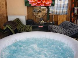 Cozy RV Oasis Farm Stay with Hot Tub Free WiFi and Coffee 5 Min to Adventist Health and Redbud Park，位于克利尔莱克的酒店