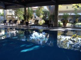 马萨林别墅酒店，位于艾格-莫尔特的带泳池的酒店