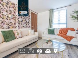 Luxury Retreat For 10 - Short Lets & Serviced Accommodation Manchester With Hot Tub and Spacious Garden，位于曼彻斯特的酒店