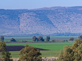 שלווה בנוף העמק，位于Gonen的木屋