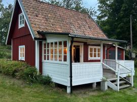 Forrest cottage by the lake，位于Trensum的别墅