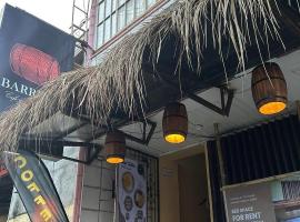 Barelle Hostel, Coffee and Wine Bar，位于Sampong的酒店