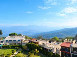 Boutique Tribhuwan Hill View Hotel Free Wifi and Parking Facilities - Best Services - Prime Location- Premium Hotel In Ranikhet，位于拉尼凯特的酒店
