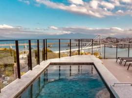 The Bridge by Xtay -Estúdios em Floripa com Piscina no Rooftop e Academia Completa, e fácil acesso as Praias Populares，位于弗洛里亚诺波利斯的酒店