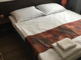 HARRYS City Motel，位于科马尔诺的酒店