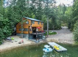 Hot Tub & Fire Pit: Getaway on Pend Oreille River