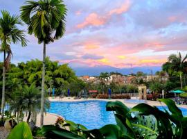 Apartamentos PRIVADOS 2 - 3 Habitaciones 4 Piscinas, 3 Jacuzzi, Sauna Cerca Aeropuerto Eden y Parque del Cafe By Molca Travel，位于拉特瓦伊达的酒店