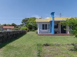 100 pyeong stone wall garden stay with the atmosphere of Jeju, Toto's sea