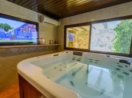 Holiday Home Haus mit integrierter Felswand und Jacuzzi by Interhome
