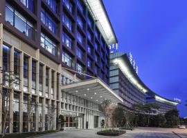 广州白云机场铂尔曼大酒店，位于广州的酒店