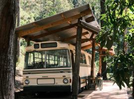 Coffee Grounds - Bus Stop 2，位于Coffee Camp的酒店