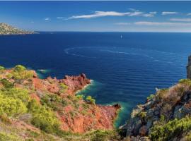 South of France Oasis 1 Bed Villa with a Private Garden，位于弗雷瑞斯的酒店