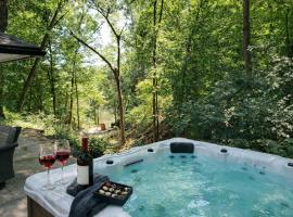 RiverEdge Haven Hot Tub, 5 Beds, Kayaks Near ND，位于Niles的酒店
