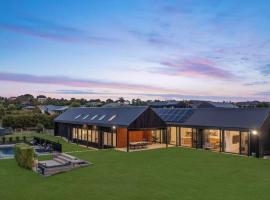 Sunset Ridge Retreat, stunning large home & pool，位于奥兰治的酒店