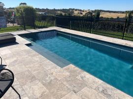 Sunset Ridge Retreat, stunning large home & pool，位于奥兰治的酒店