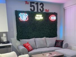 The 513 Flat 2! 1BR, 1Bath Apt with Pool and Riverfront View! Free Gated Parking! Only Steps from The banks & Stadiums!，位于辛辛那提的酒店