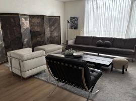Near Amsterdam and airport, 90m2, privacy!，位于霍夫多普的酒店
