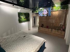 LVO Apartments，位于B&icirc;rlad的带停车场的酒店