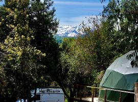 Glamping Domo Tinaja y Piscina Climatizada II，位于莫利纳的酒店
