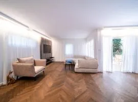 Spacious 4BD House w Pool in the Heart of Herzliya