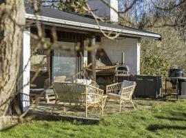 Holiday Home With Garden Near Tisvilde Beach，位于Græsted的酒店