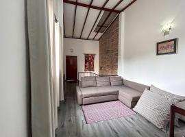 Serene 2BR Vacation Home AC Suburban Sanctuary，位于Malabe的酒店