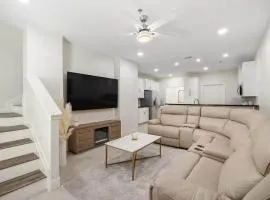 Luxurious Condo with Pool & Garage Close to Shopping