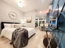 Suite 2, Luxury Downtown Apartment near casino and riverfront，位于温莎的酒店