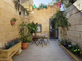 Cosy 3BR Maltese Townhouse - Close to Valletta by Isola360，位于卢加的酒店