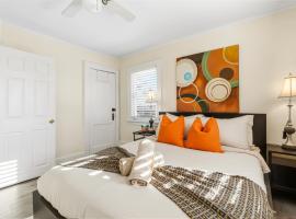 Family Retreat Near NYC w/ Parking & Views，位于哈肯萨克的酒店