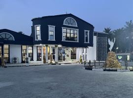 Precious Palm Royal Hotel，位于Use的酒店