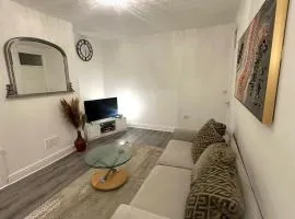 Bright & Comfortable 2-Bed Home 5 mins from Newcastle City Centre - Free Parking