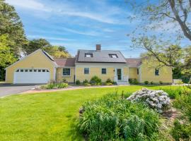 Sunroom Mins to Beaches Views of Marsh，位于伊斯特姆的酒店