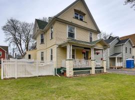 Idyllic Rochester Apt with Hot Tub 2 Miles to Dtwn!，位于罗切斯特的酒店
