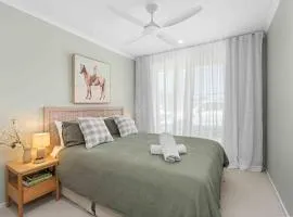 4 Bedrooms, Spacious Backyard, Fireplace, Walk to Beach - February treat - Book 3 nights, pay for only 2