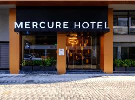 Mercure Larnaca Finikoudes Beach，位于拉纳卡的带泳池的酒店