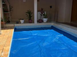 Casa inteira com três quartos, piscina aquecida por energia solar e área de churrasqueira，位于因达亚图巴的酒店