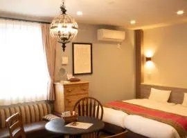 7 Rooms Hotel & Cafe - Boutique Designer Hotel - 30 mins from Disneyland&Tokyo